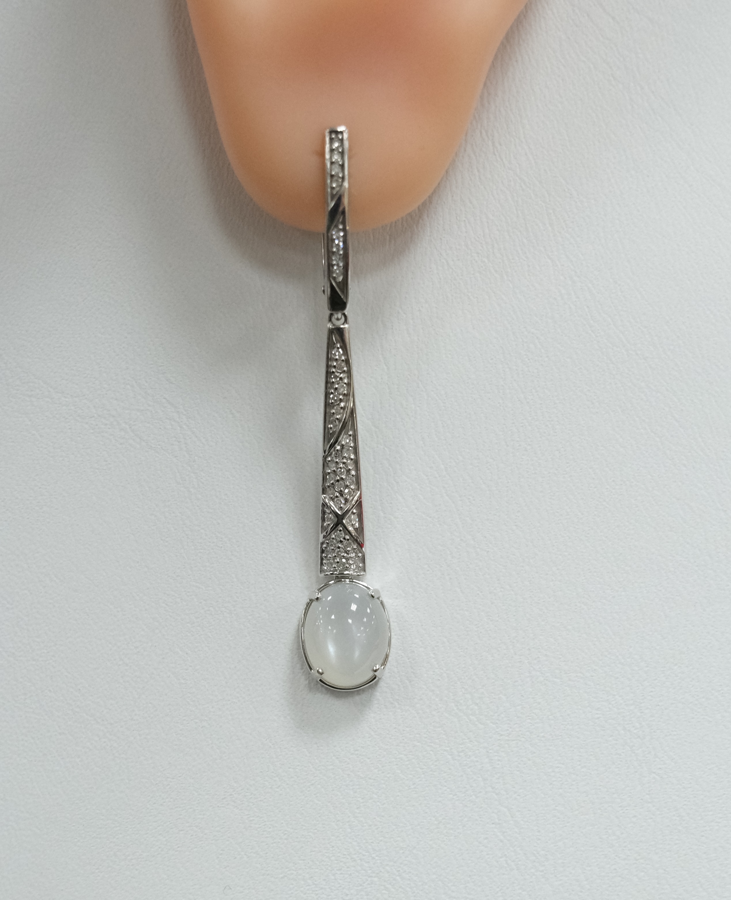 Серьги из белого золота с лунными камнями